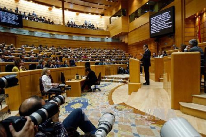 Thủ tướng Tây Ban Nha Mariano Rajoy (phải) phát biểu tại phiên họp của Thượng viện ở Madrid ngày 27/10. Ảnh: AFP/TTXVN